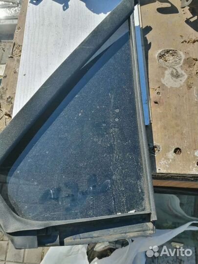Стекло боковое правое Nissan Bluebird