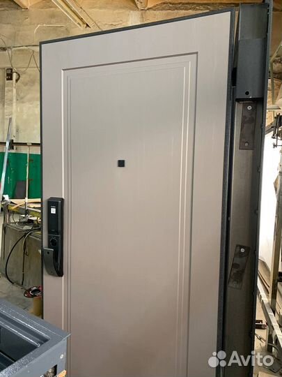 Входная дверь с умным замком черная