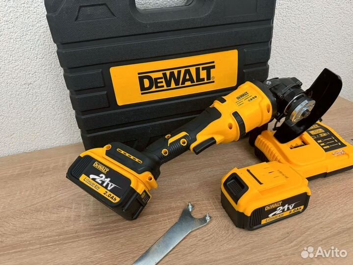 Аккумуляторная болгарка DeWalt