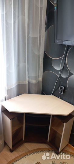 Тумба под телевизор белая со стеклами