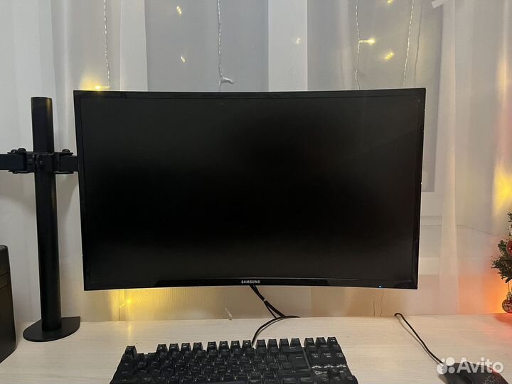 Монитор Samsung 27' изогнутый