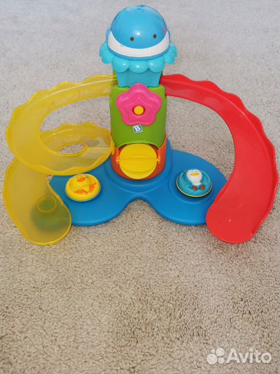 Игрушки для малыша (кубики, машинки, горка)