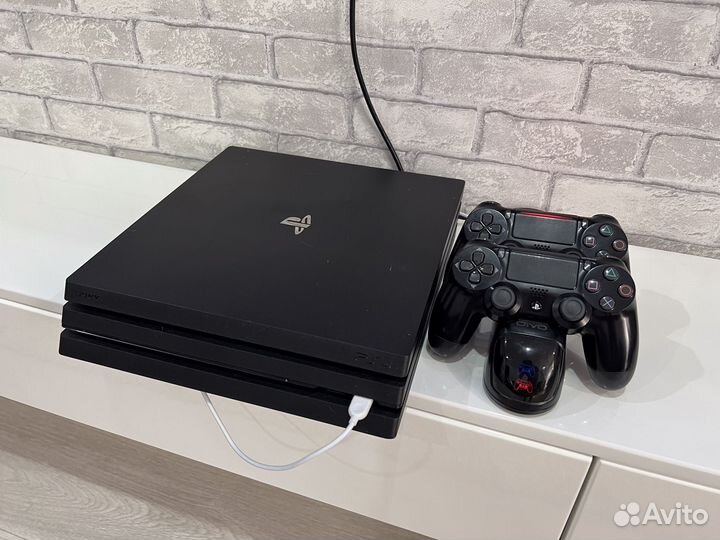 Sony playstation 4 PRO + 2 джоя + игры
