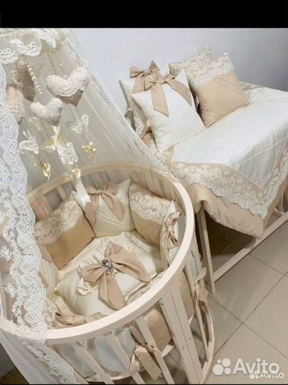 Детская кроватка с маятником