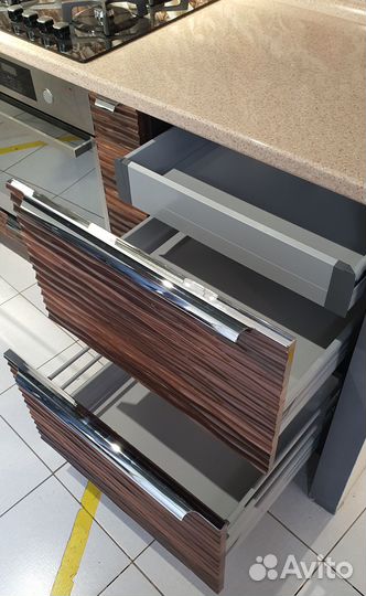 Кухонный гарнитур новый с техникой