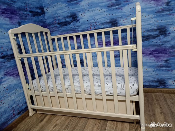 Детская кроватка с маятником