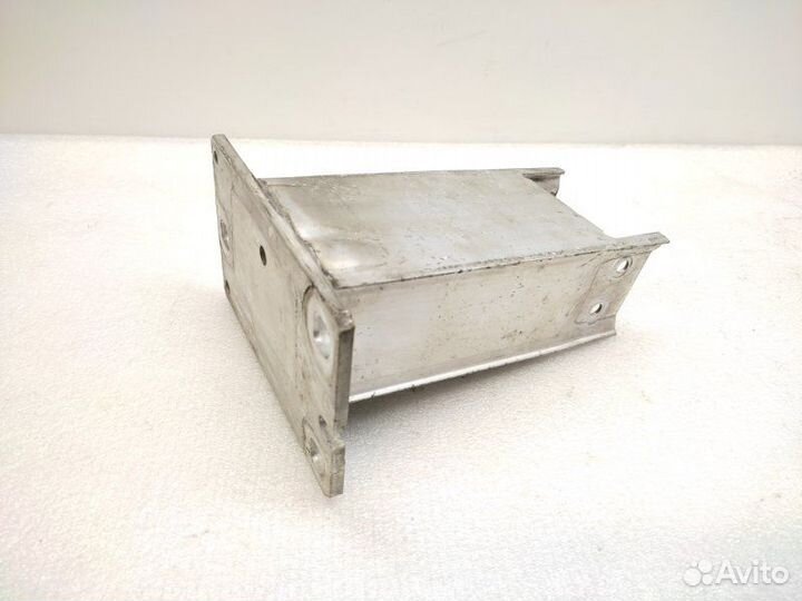 Кронштейн усилителя бампера передний левый Audi A4