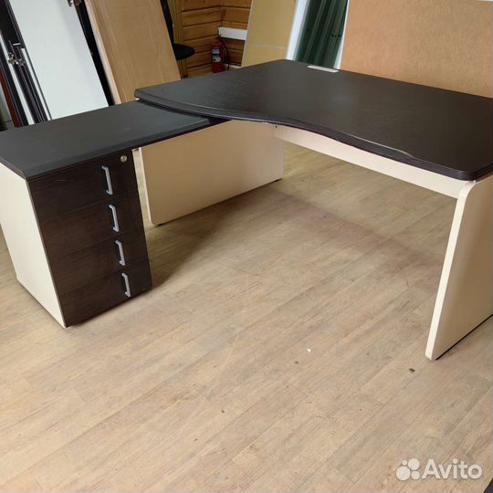 Офисный стол с тумбой
