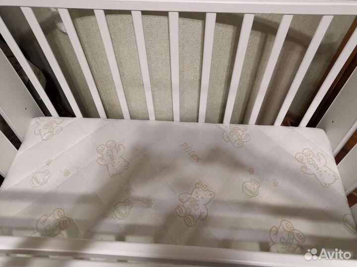 Детская кроватка с маятником и матрасиком