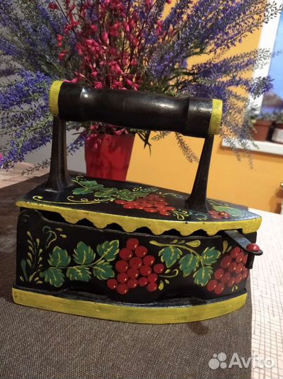 Старинный утюг на углях