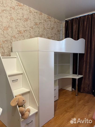 Кровать чердак со столом и шкафом