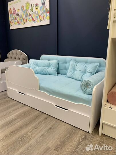 Детская кровать с мягкой спинкой