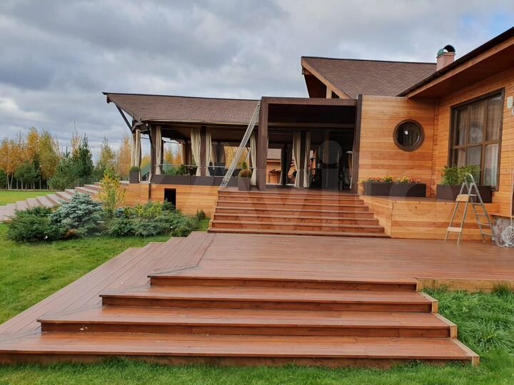 Дом 900 м² на участке 2,3 га