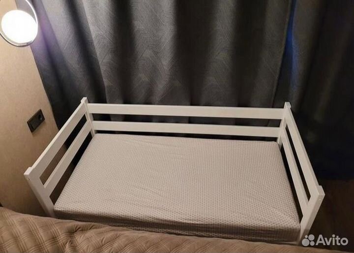 Детская кроватка с бортиком
