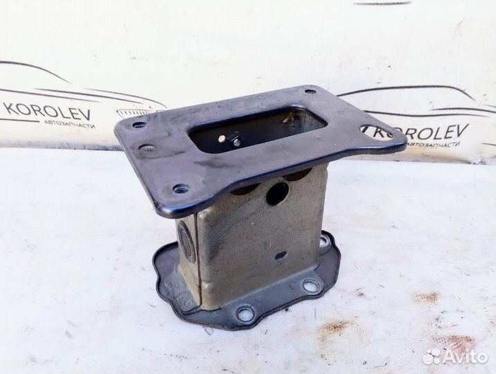 Кронштейн усилителя переднего бампера правый Kia C