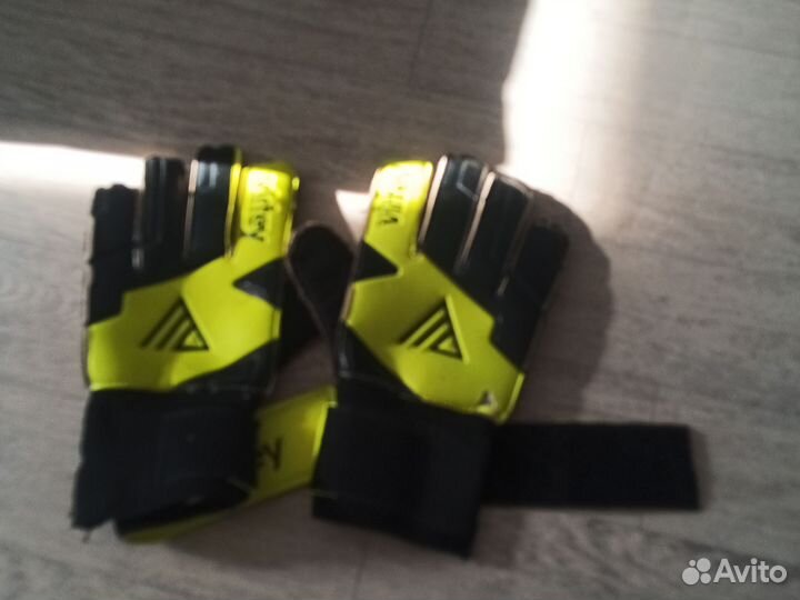 Вратарские перчатки