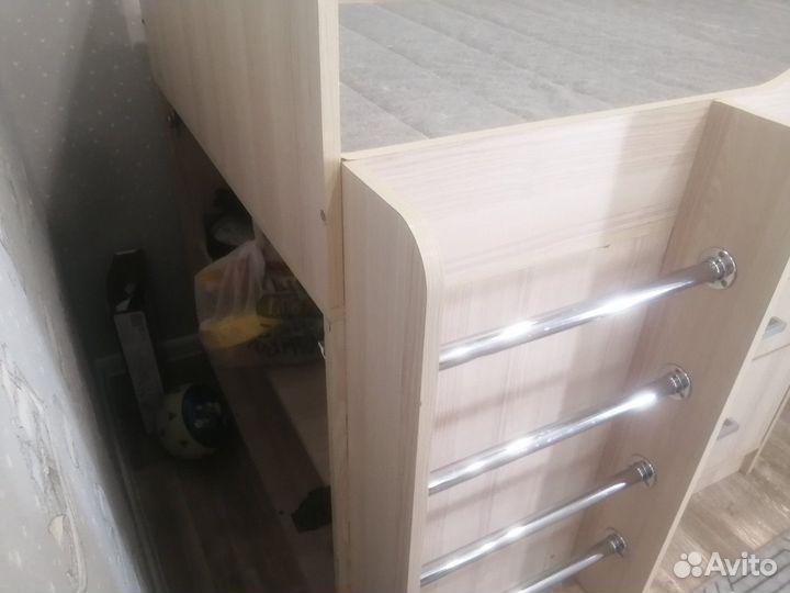 Детская кровать чердак со столом б/у