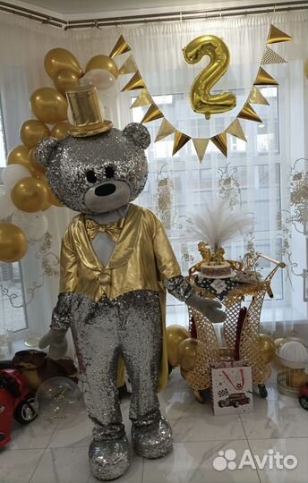 Большой белый танцующий мишка на праздник