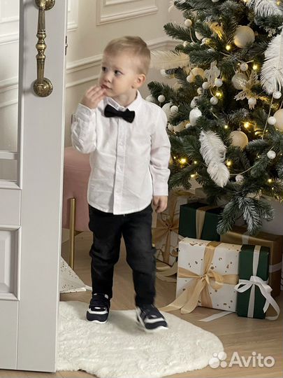 Рубашка белая, бабочка, джинсы для мальчика