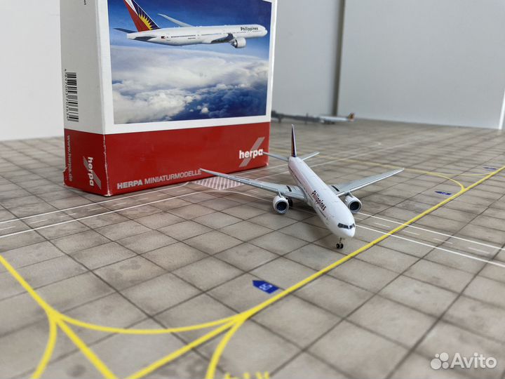 Модель самолета 1/500 боинг 777 филипинский