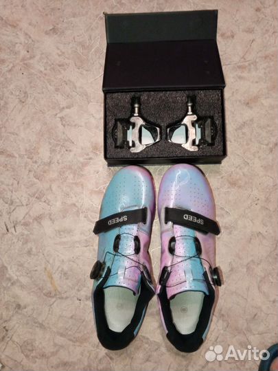 Контактные педали с обувью для шоссе