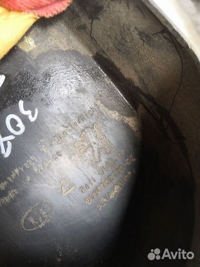 Брызговик передний правый peugeot 308