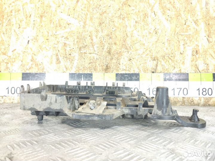 Крепление аккумулятора Skoda Octavia 2004 2013