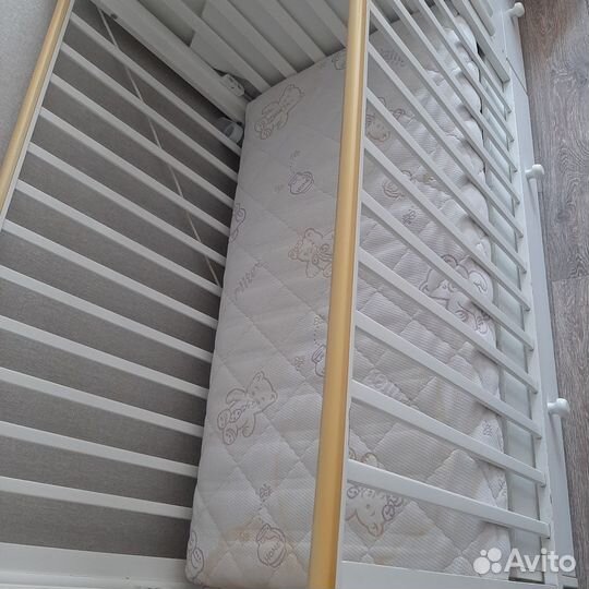 Детская кроватка с маятником и комодом