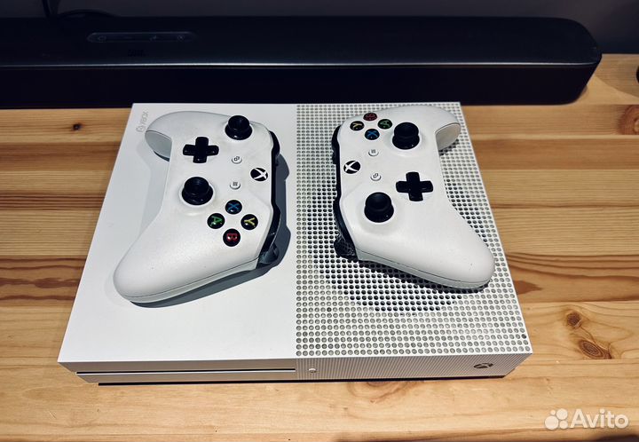 Xbox One S 1Tb / 2 геймпада