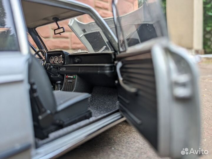 Bmw 2002 1:18 модель от Kyosho