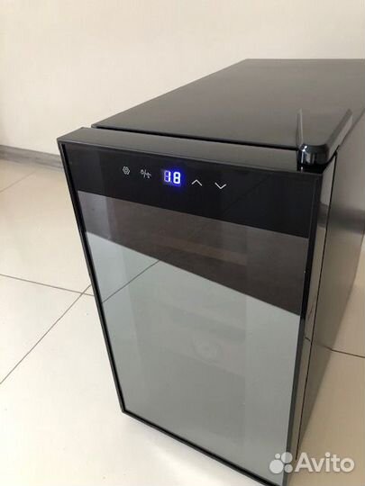 Хьюмидор-холодильник Howard Miller на 150 сигар