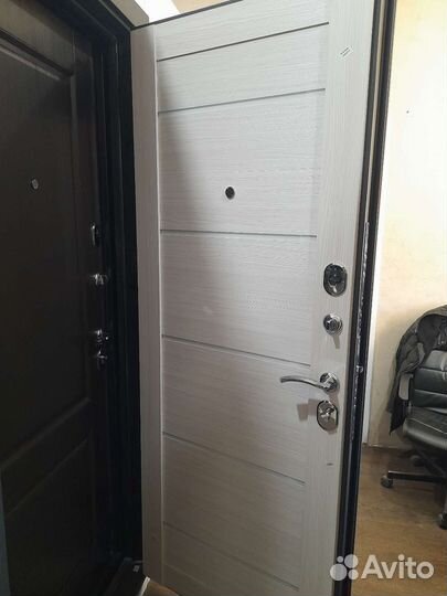 Дверь входная металлическая новая