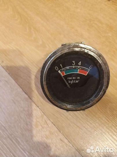 Манометр для измерения давления масла в двигателе