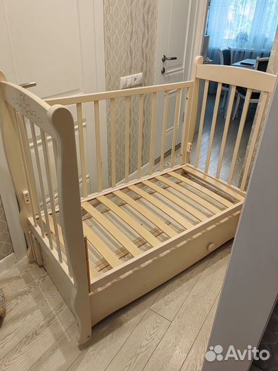 Детская кроватка с маятником и ящиком