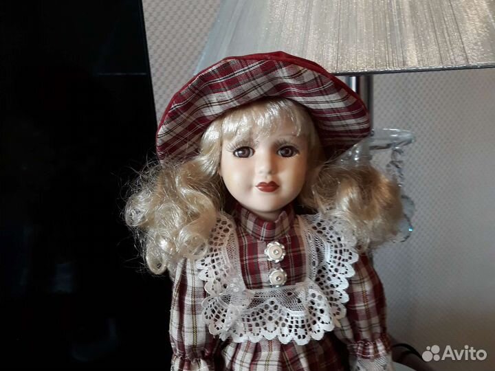 Кукла фарфоровая 40см