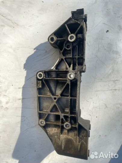 Кронштейн генератора Volkswagen Caddy BST 2008