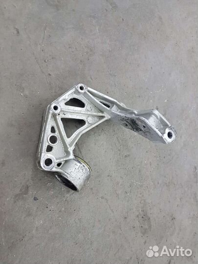 Кронштейн рычага левый Skoda Fabia 2