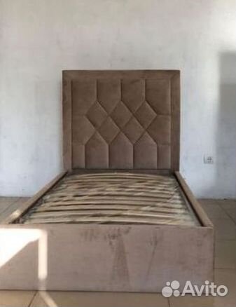 Кровать с молдингом