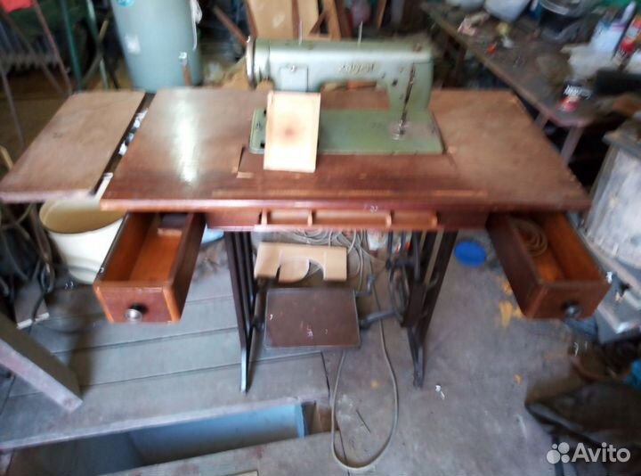 Швейная машина Kohler в тумбе