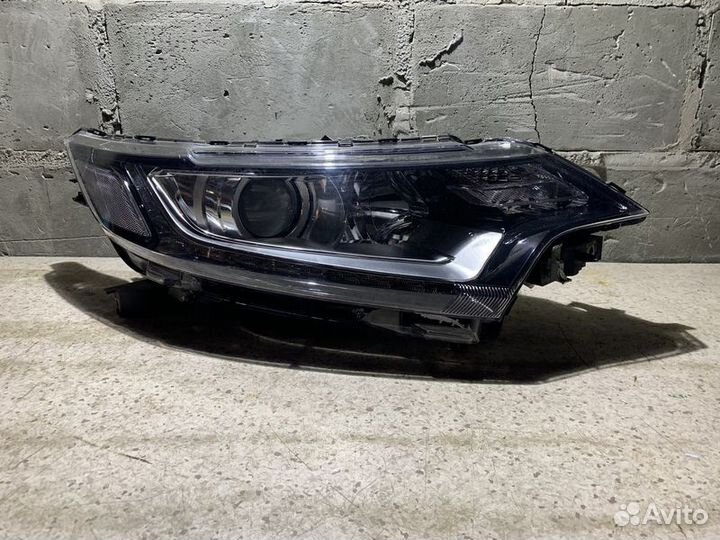 Фара Mitsubishi Outlander