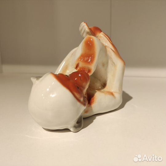 Фарфоровая статуэтка «Игривая обезьяна», лфз, 1960