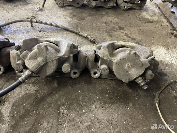 Суппорт передний правый/левый Renault Fluence 2010