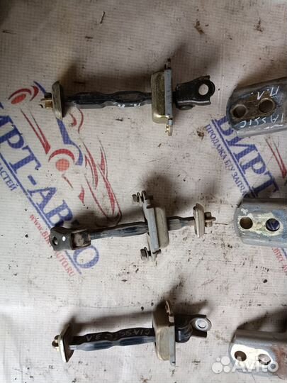 Петля, ограничитель двери Nissan Almera Classic