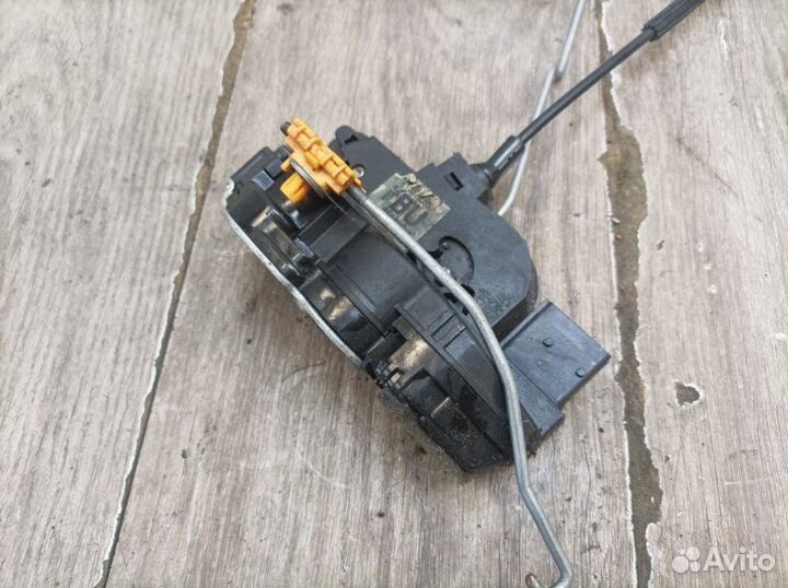 Замок двери задний левый Opel Astra J хетчбэк 5дв