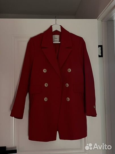 Пальто красное весна