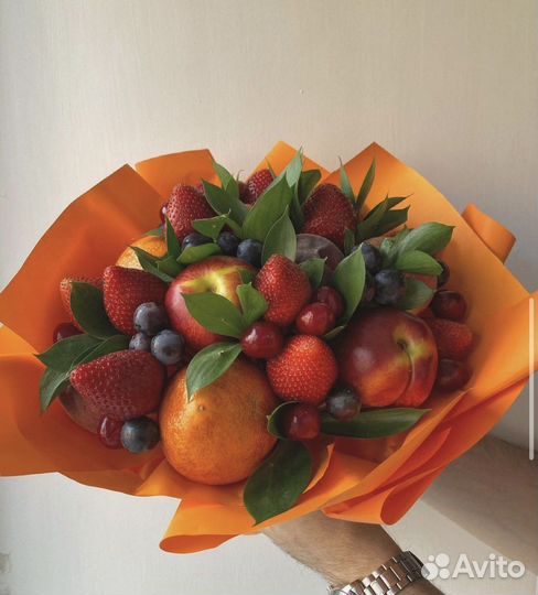 Букеты из фруктов, ягод и цветов