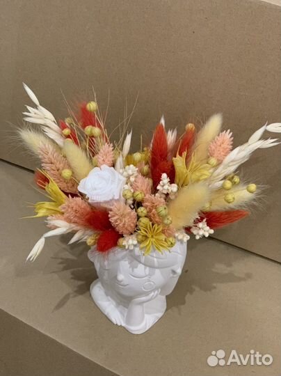 Девочка с сухоцветами