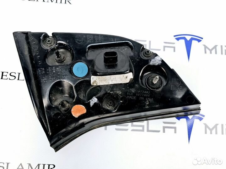 Фонарь крышки багажника правый Tesla Model 3 2019