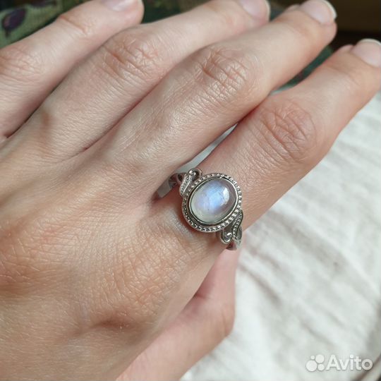 Серебряное кольцо с лунным камнем