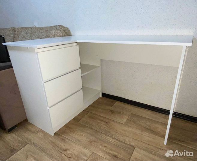 Стол угловой письменный в современном стиле